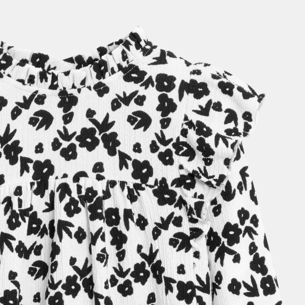 بلوزة مكشكشة بطبعة باللون الأسود للفتيات